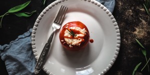 Beitragsbild des Blogbeitrags Grilled Tomatoes stuffed with cream cheese and Sriracha