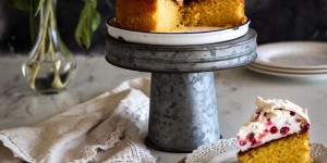 Beitragsbild des Blogbeitrags Polenta Almond Lemon Cake with Red Currants Pavlova Crown
