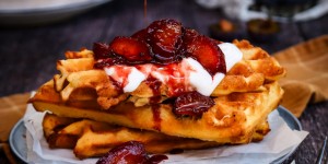 Beitragsbild des Blogbeitrags The Perfect Easy Waffles Recipe served with  roasted balsamic plums 
