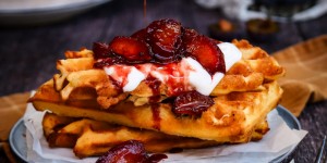 Beitragsbild des Blogbeitrags The Perfect Easy Waffles Recipe served with roasted balsamic plums