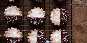 Beitragsbild des Blogbeitrags Baileys Hazelnut Chocolate Shortbread Cookies 