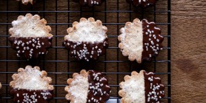 Beitragsbild des Blogbeitrags Baileys Hazelnut Chocolate Shortbread Cookies