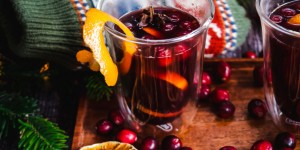Beitragsbild des Blogbeitrags Cranberry Cointreau Glühwein – an easy Austrian mulled wine recipe