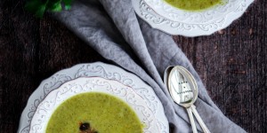 Beitragsbild des Blogbeitrags Vegan Broccoli Soup with Garlic-Quinoa Crunch