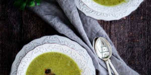 Beitragsbild des Blogbeitrags Vegan Broccoli Soup with Garlic-Quinoa Crunch 