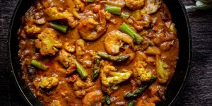 Beitragsbild des Blogbeitrags Easy yellow Thai curry with sweet potatoes, asparagus and shrimps