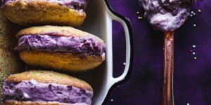 Beitragsbild des Blogbeitrags No churn Lavender Blackberry ice cream funfetti cookie sandwiches