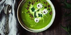 Beitragsbild des Blogbeitrags Creamy wild nettle soup with garlic and spicy granola – healthy and delicious