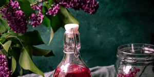 Beitragsbild des Blogbeitrags Homemade lilac simple syrup 