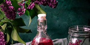 Beitragsbild des Blogbeitrags Homemade lilac simple syrup