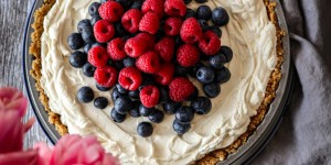 Beitragsbild des Blogbeitrags No-bake white chocolate berry tart