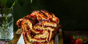 Beitragsbild des Blogbeitrags Saffron Brioche Babka with strawberry coconut filling