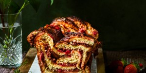 Beitragsbild des Blogbeitrags Saffron Brioche Babka with strawberry coconut filling 