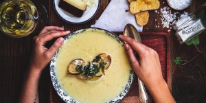 Beitragsbild des Blogbeitrags Autumnly Apple cider and cheese soup with pretzel chips and salt flakes
