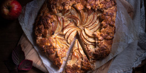 Beitragsbild des Blogbeitrags Apple Galette with Honey Whiskey Frangipane 