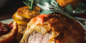 Beitragsbild des Blogbeitrags Fancy Pork tenderloin in puff pastry with caramelized apples and onions – a fancy dinner recipe 