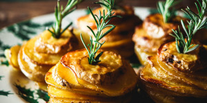 Beitragsbild des Blogbeitrags Easy oven baked garlic rosemary potato stacks 