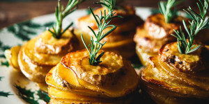 Beitragsbild des Blogbeitrags Easy oven baked garlic rosemary potato stacks