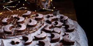 Beitragsbild des Blogbeitrags Boozy Chocolate Cake Moon Cookies