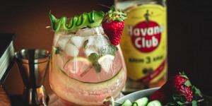 Beitragsbild des Blogbeitrags Honey Strawberry Cucumber Mojito – The best summer drink ever