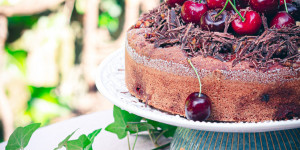 Beitragsbild des Blogbeitrags Fudgy sourdough chocolate cherry cake recipe with  sweet-salty walnut crust 