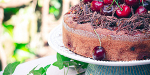 Beitragsbild des Blogbeitrags Fudgy sourdough chocolate cherry cake recipe with sweet-salty walnut crust