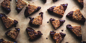 Beitragsbild des Blogbeitrags Nutty Triangles – an Austrian Christmas Cookie Recipe