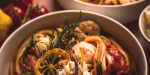 Beitragsbild des Blogbeitrags Cherry tomato and ricotta pasta with fried rosemary lemon shrimps – Best summer pasta recipe ever 