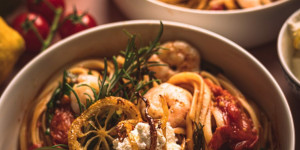 Beitragsbild des Blogbeitrags Cherry tomato and ricotta pasta with fried rosemary lemon shrimps – Best summer pasta recipe ever