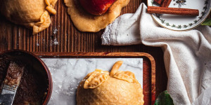 Beitragsbild des Blogbeitrags Pretty apple shaped apple cinnamon hand pies 