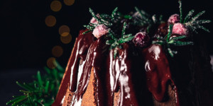 Beitragsbild des Blogbeitrags Divine Red Wine Chocolate Spice Bundt Cake