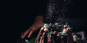 Beitragsbild des Blogbeitrags Herrlich gehaltvoller Rotwein Schokolade Guglhupf Gewürzkuchen