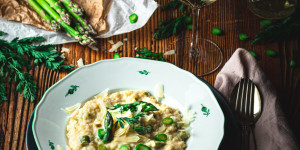 Beitragsbild des Blogbeitrags Creamy spring risotto recipe with green asparagus and vermouth