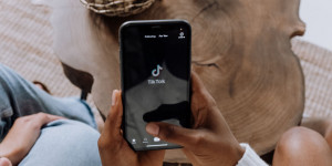 Beitragsbild des Blogbeitrags Awareness-Kampagnen auf Tiktok: First-Mover-Chance für Marketer