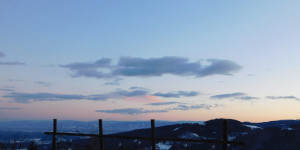 Beitragsbild des Blogbeitrags An einem Winterabend in einem Garten in der Steiermark...