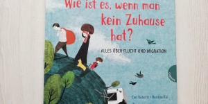 Beitragsbild des Blogbeitrags „Kann das auch mir passieren?“ Ein empathieförderndes Kindersachbuch zum Thema Flucht und Migration