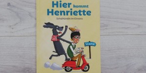Beitragsbild des Blogbeitrags Diverse Bücher zum Schulbeginn: Hier kommt Henriette. Schulhündin im Einsatz