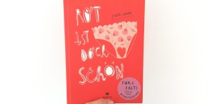 Beitragsbild des Blogbeitrags Ein fancy Jugendbuch über Menstruation: Rot ist doch schön 