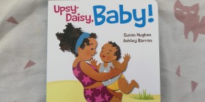 Beitragsbild des Blogbeitrags Ein Bilderbuch übers Babytragen: Upsy Daisy, Baby 