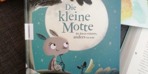 Beitragsbild des Blogbeitrags Vom Glück, sich selbst zu lieben: Die kleine Motte, die anders sein wollte
