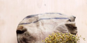 Beitragsbild des Blogbeitrags DIY Bienenwachstuch für Brot, Käse und Co / Zero Waste im Haushalt