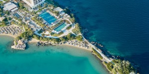 Beitragsbild des Blogbeitrags Familienurlaub im Grecotel Corfu Imperial: Was du nicht verpassen solltest