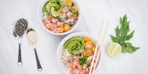 Beitragsbild des Blogbeitrags Hawaiianische Lachs Reis Poke Bowl