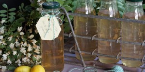 Beitragsbild des Blogbeitrags Akazienblütensirup selber machen