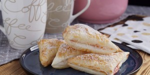 Beitragsbild des Blogbeitrags Blätterteigtaschen gefüllt mit Preiselbeermarmelade
