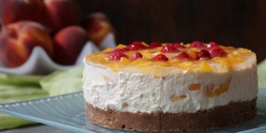 Beitragsbild des Blogbeitrags Cheesecake mit weißer Schokolade & Pfirsich – Happy Blogbirthday KittyCake 