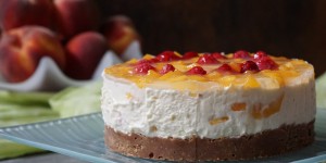 Beitragsbild des Blogbeitrags Cheesecake mit weißer Schokolade & Pfirsich – Happy Blogbirthday KittyCake