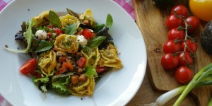 Beitragsbild des Blogbeitrags italienischer Salat mit Tortellini