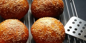 Beitragsbild des Blogbeitrags einfache Burger Buns ohne Kneten (in 2 Varianten süß & pikant)