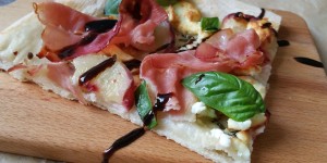 Beitragsbild des Blogbeitrags Pizza mit Ziegenkäse und Weingartenpfirsich